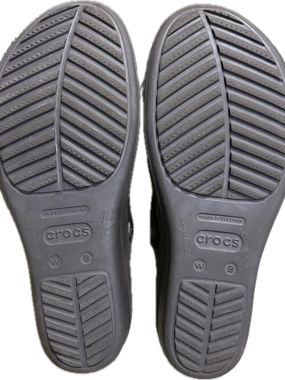 NWOT CROCS Brown Women's Sanrah Sandals with Hammered Gold Accent Medallions - Picture 8 of 8